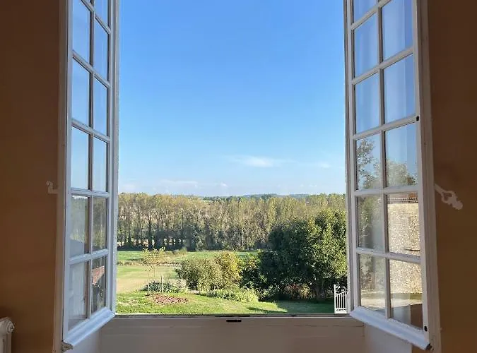 Chateau De Caractere Avec Piscine Au Coeur Du Perigord