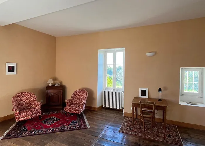 Chateau De Caractere Avec Piscine Au Coeur Du Perigord